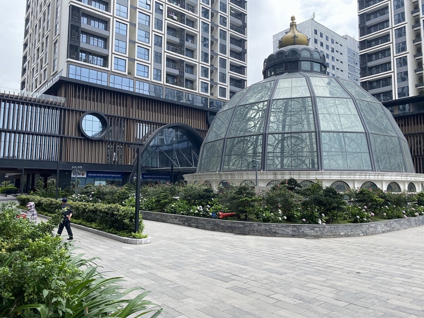 Giữa các lối đi đều được trang trí bằng các tiểu cảnh cây xanh tạo không gian mát mẻ, gần gũi với thiên nhiên