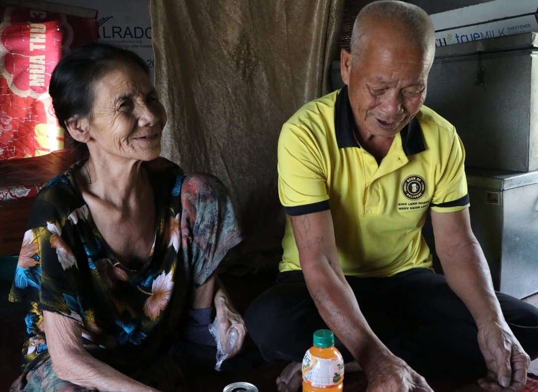 Chuyện tình của ông lão “nhặt” vợ