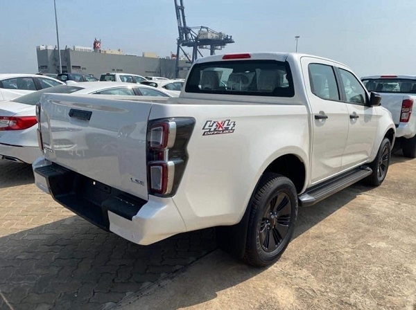 Isuzu D-Max 2021 cập cảng, sẵn sàng 