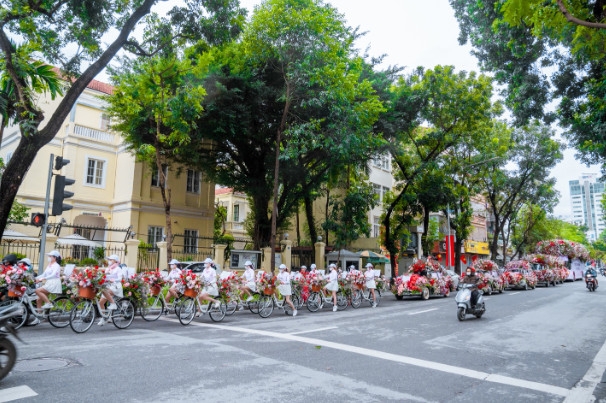 Màn tỏ tình ấn tượng với 99.999 bông hồng