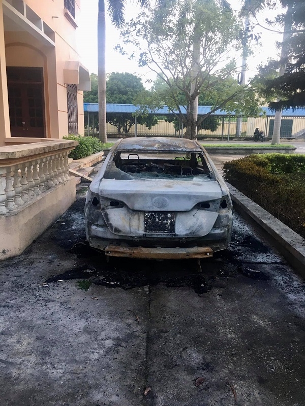 Toyota Vios lại bốc cháy chưa rõ nguyên nhân