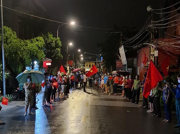 Bắc Ninh: Người dân nơi tâm dịch huyện Thuận Thành vui mừng khi dỡ phong toả