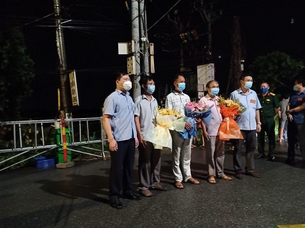 Bắc Ninh: Người dân nơi tâm dịch huyện Thuận Thành vui mừng khi dỡ phong toả