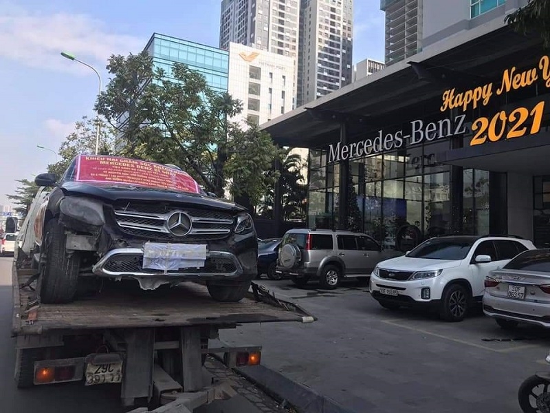 Mercedes-Benz Việt Nam không đồng ý với kết luận giám định, chủ xe Mercedes GLC 200 bức xúc mang xe diễu phố Mercedes-Benz Việt Nam không đồng ý với kết luận giám định, chủ xe Mercedes GLC 200 bức xúc mang xe diễu phố
