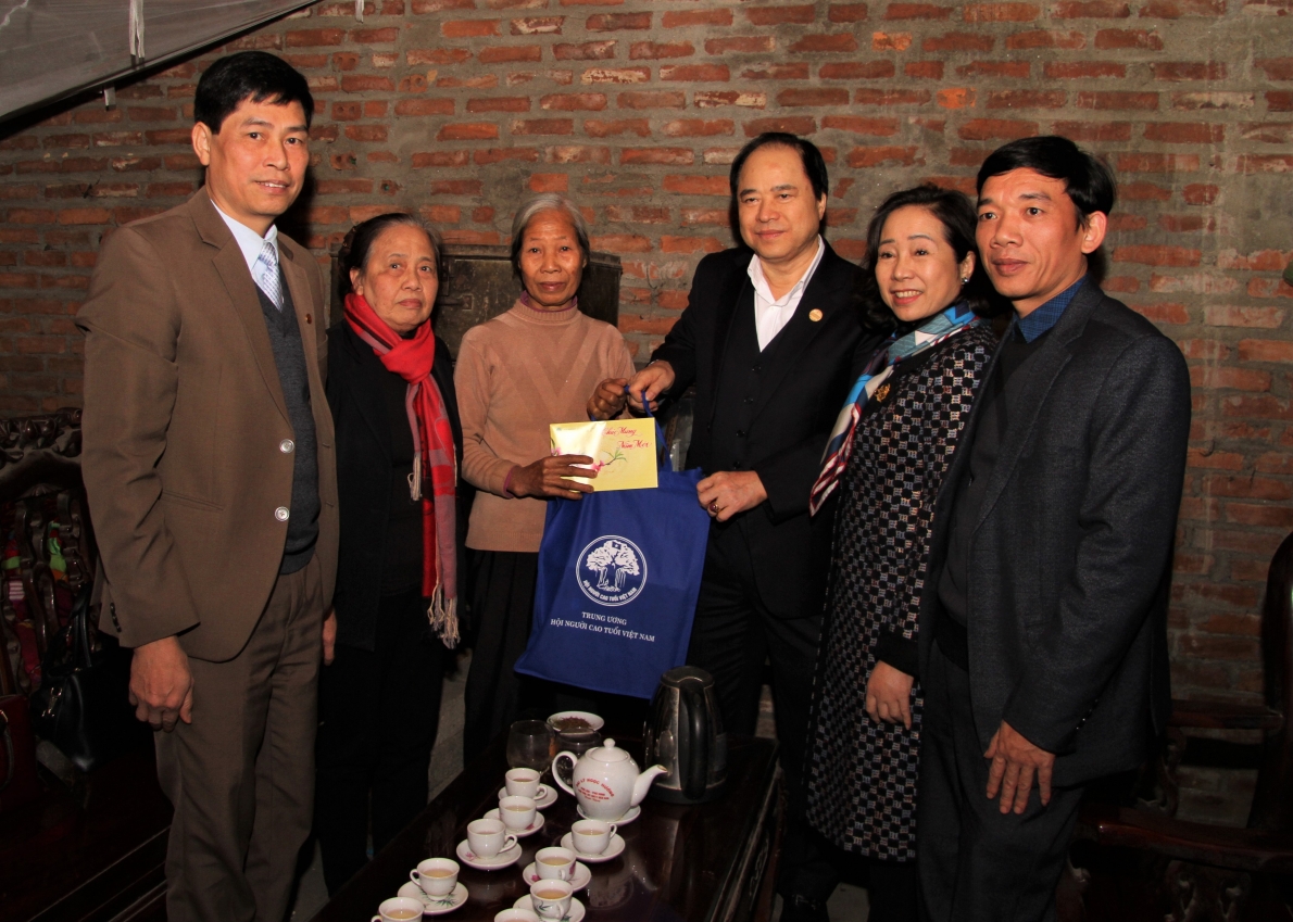 Để người cao tuổi có cái Tết đầm ấm hơn