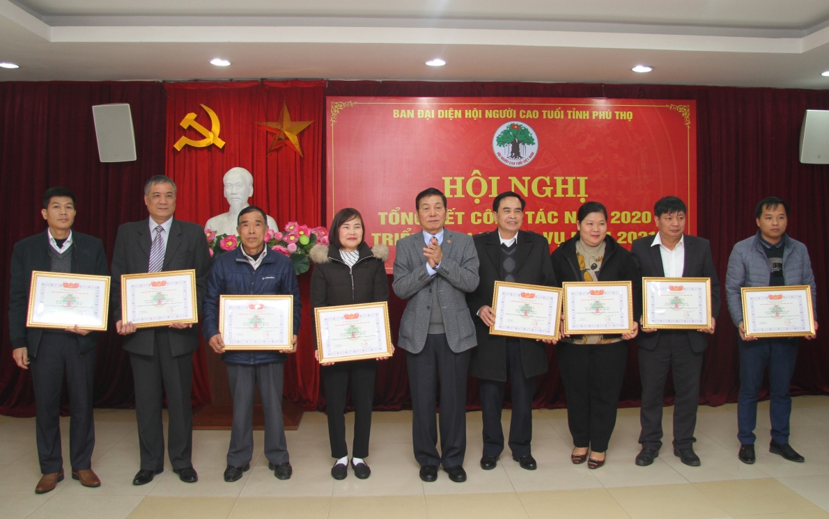 Khắp nơi chăm sóc, phát huy vai trò người cao tuổi