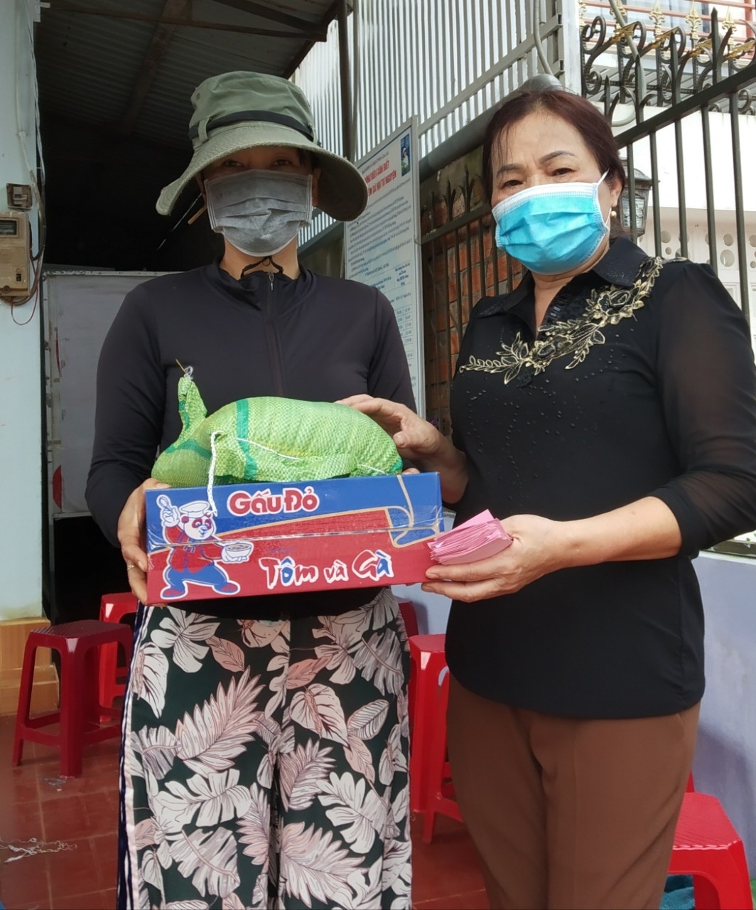 Bà Nguyễn Thị Liên, Chủ tịch Hội NCT phường trao quà của mạnh thường quân cho NCT khó khăn trong đại dịch Covid-19.