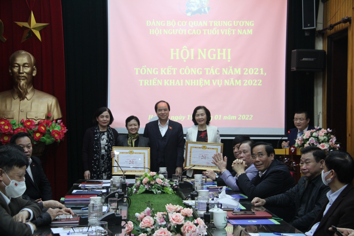 Bí thư Đảng ủy Trương Xuân Cừ trao Giấy khen của Đảng ủy cho 2 Chi bộ hoàn thành xuất sắc nhiệm vụ