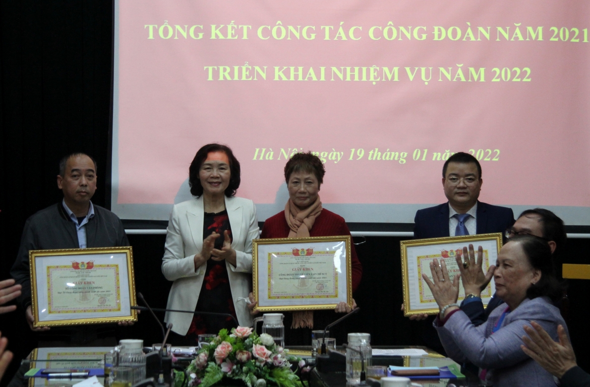 Ban Chấp hành Công đoàn cơ quan tặng Giấy khen cho các đaonf viên xuất sắc năm 2021