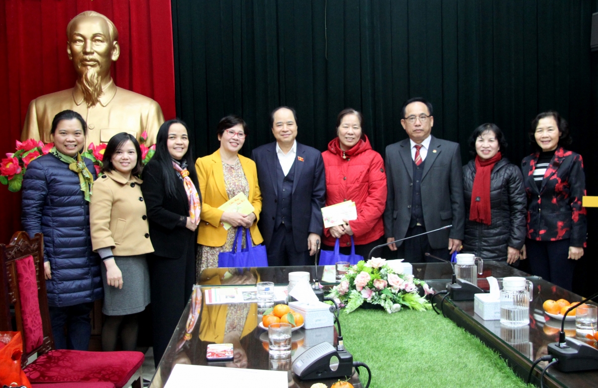 Phó Chủ tịch Trương Xuân Cừ tặng quà chúc tết các cựu cán bộ công tác tại Cơ quan Trung ương Hội Phó Chủ tịch Trương Xuân Cừ tặng quà chúc tết các cựu cán bộ công tác tại Cơ quan Trung ương Hội