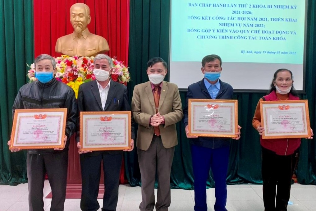 “Tuổi cao” vẫn tiếp tục nêu “gương sáng”