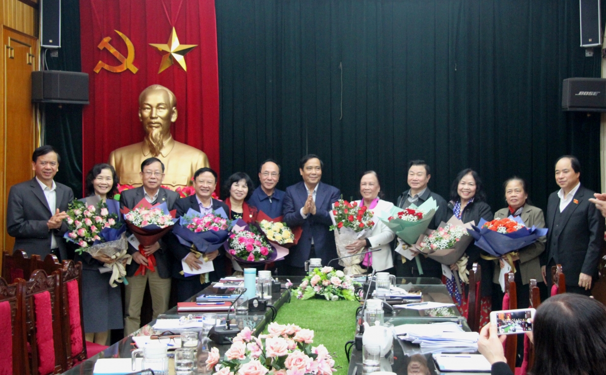 Lãnh đạo Hội NCT Việt Nam khóa VI tặng hoa chúc mừng lãnh đạo Trung ương Hội khóa V và lãnh đạo Văn phòng, các Ban nghỉ công tác.