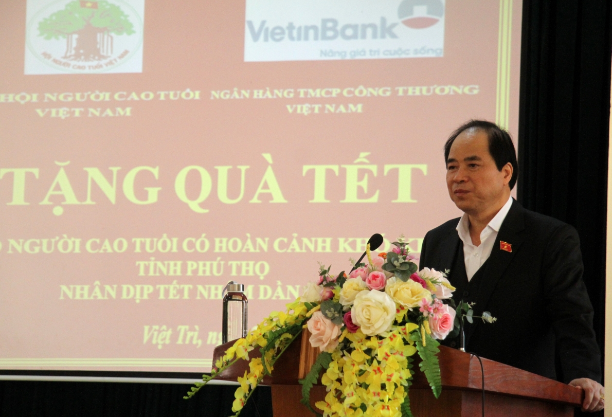 Phó Chủ tịch Trương Xuân Cừ phát biểu tại buổi trao quà