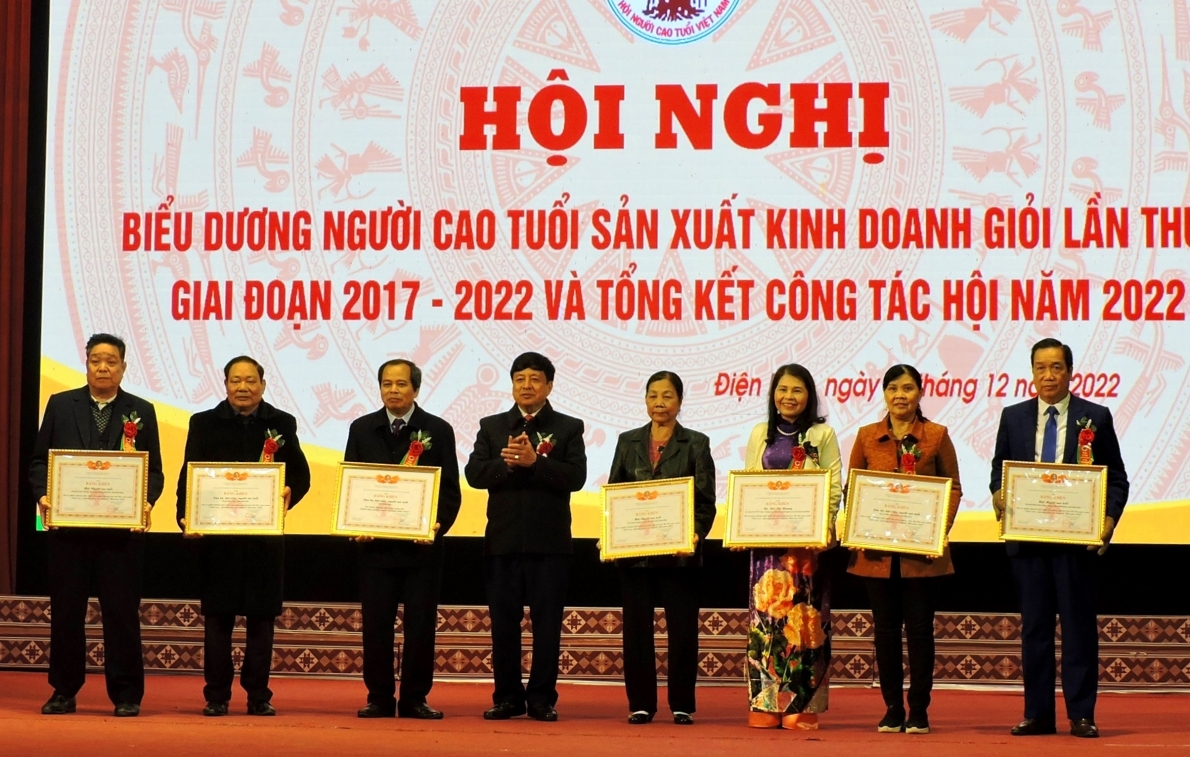 Trao Bằng khen Trung ương Hội cho các tập thể, cá nhân xuất sắc