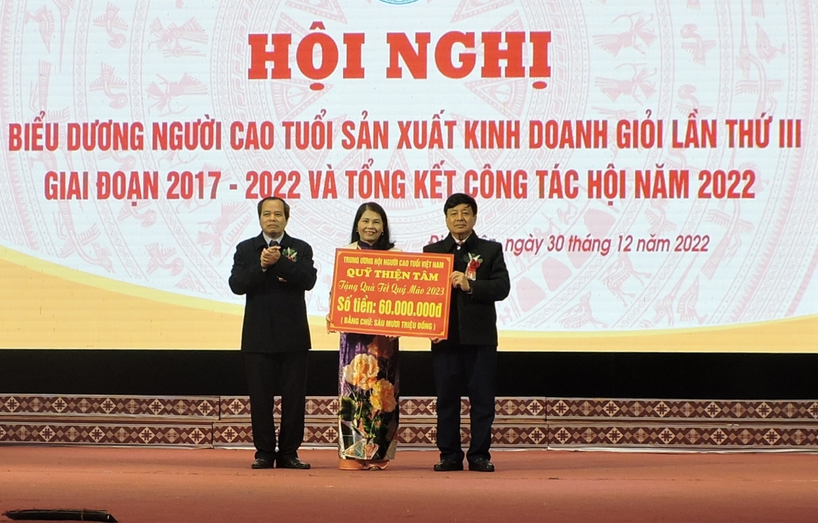 Trao Bằng khen Trung ương Hội cho cá nhân xuất sắc năm 2022