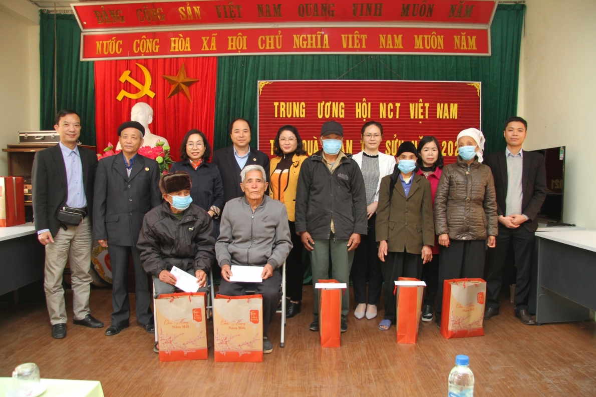 Khắp nơi chăm sóc, phát huy vai trò người cao tuổi