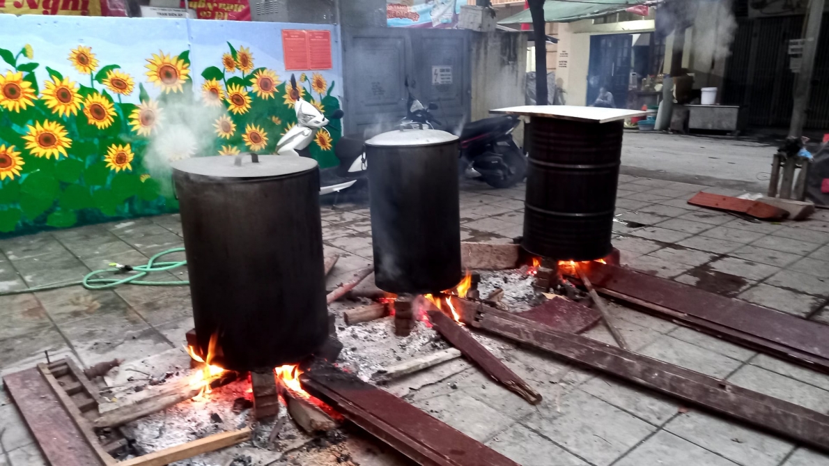 Những nồi bánh chưng ấm nồng tình nhân ái của CLB LTHTGN phường Khương Đình