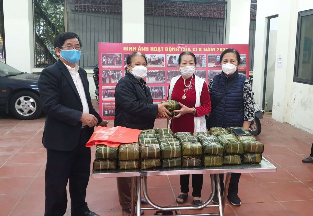 Tặng bánh cho NCT có hoàn cảnh khó khăn