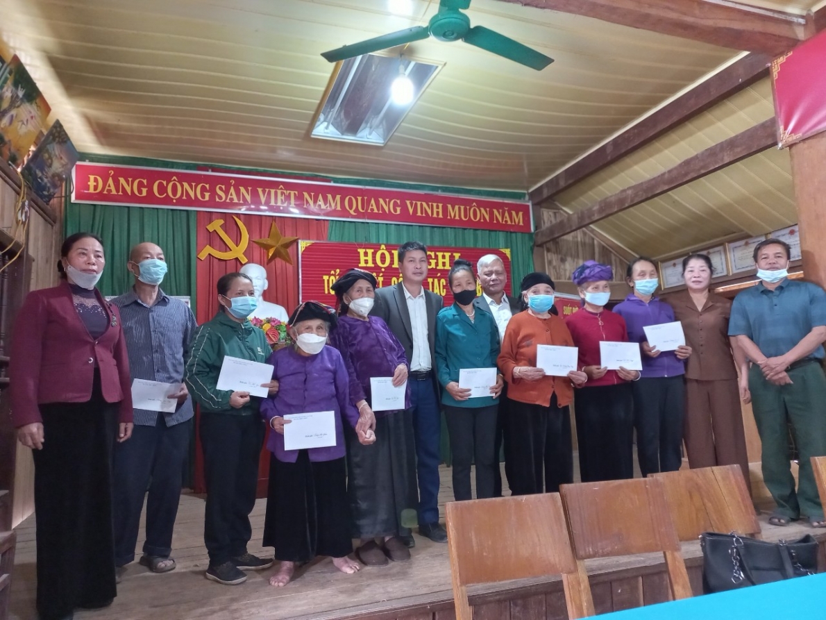 Hội NCT huyện Mộc Châu, tỉnh Sơn La tặng quà hội viên cao tuổi ốm đau lâu ngày