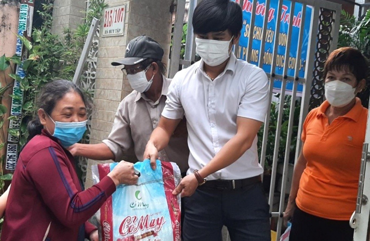 CLB Khu dân cư số 7 Xuân Hòa A, phường Hòa Khê, quận Thanh Khê, TP Đà Nẵng trao quà cho 72 hộ hoàn cảnh khó khăn nhân dịp Xuân mới Nhâm Dần