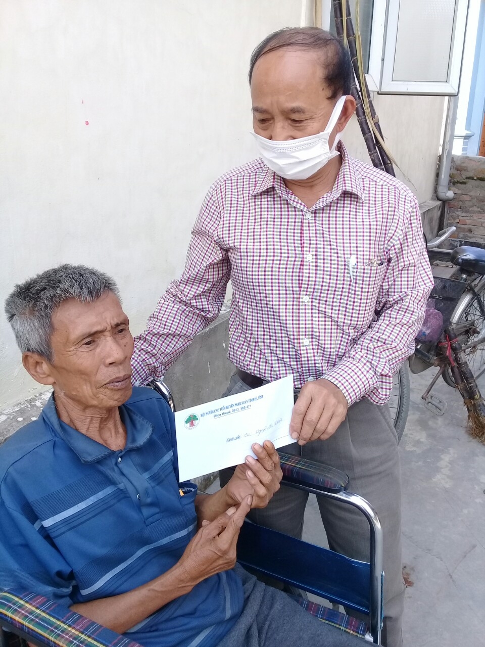 Hội NCT xã Xuân Thành, huyện Nghi Xuân, tỉnh Hà Tĩnh tặng quà hội viên có hoàn cảnh khó khăn nhân dịp đón Xuân mới Nhâm Dần 2022