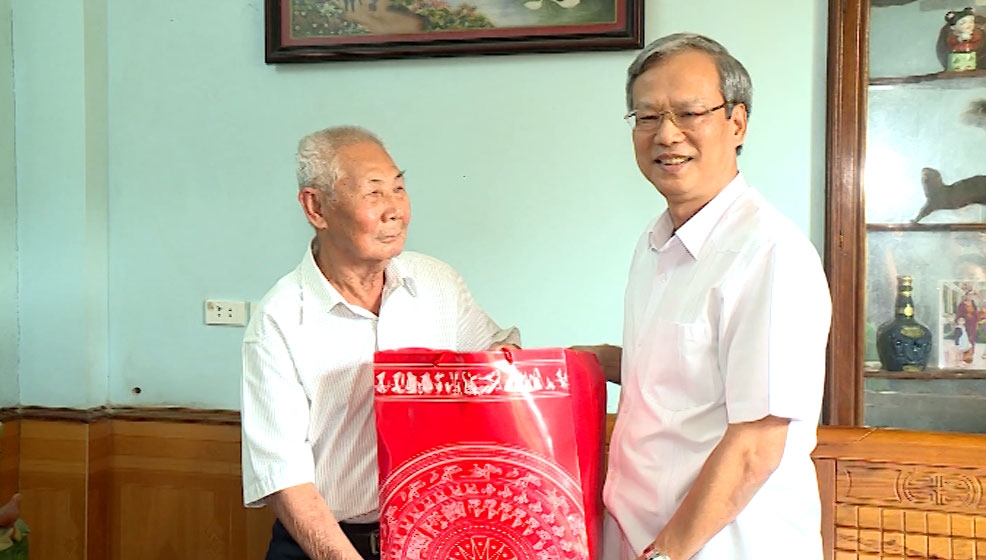 Lãnh đạo tỉnh Tuyên Quang tặng quà chúc thọ người cao tuổi