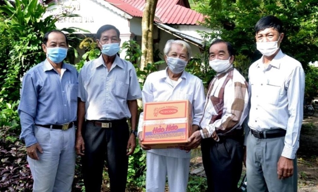 Tặng quà NCT có hoàn cảnh khó khăn huyện Tịnh Biên, tỉnh An Giang