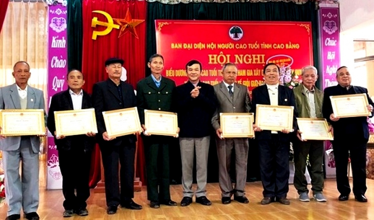 Khen thưởng NCT tiêu biểu tỉnh Cao Bằng tham gia xây dựng hệ thống chính trị cơ sở