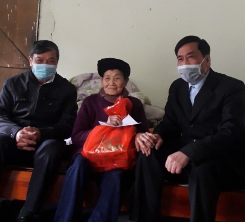 Lãnh đạo Hội NCT tỉnh Cao Bằng thăm, tặng quà NCT có hoàn cảnh khó khăn nhân dịp Xuân mới Nhâm Dần 2022