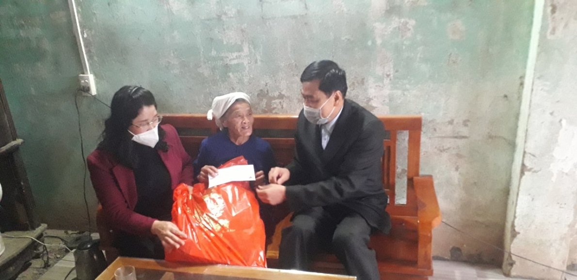 Hội NCT tỉnh Cao Bằng trao quà của Trung ương Hội đến NCT nghèo, có hoàn cảnh khó khăn