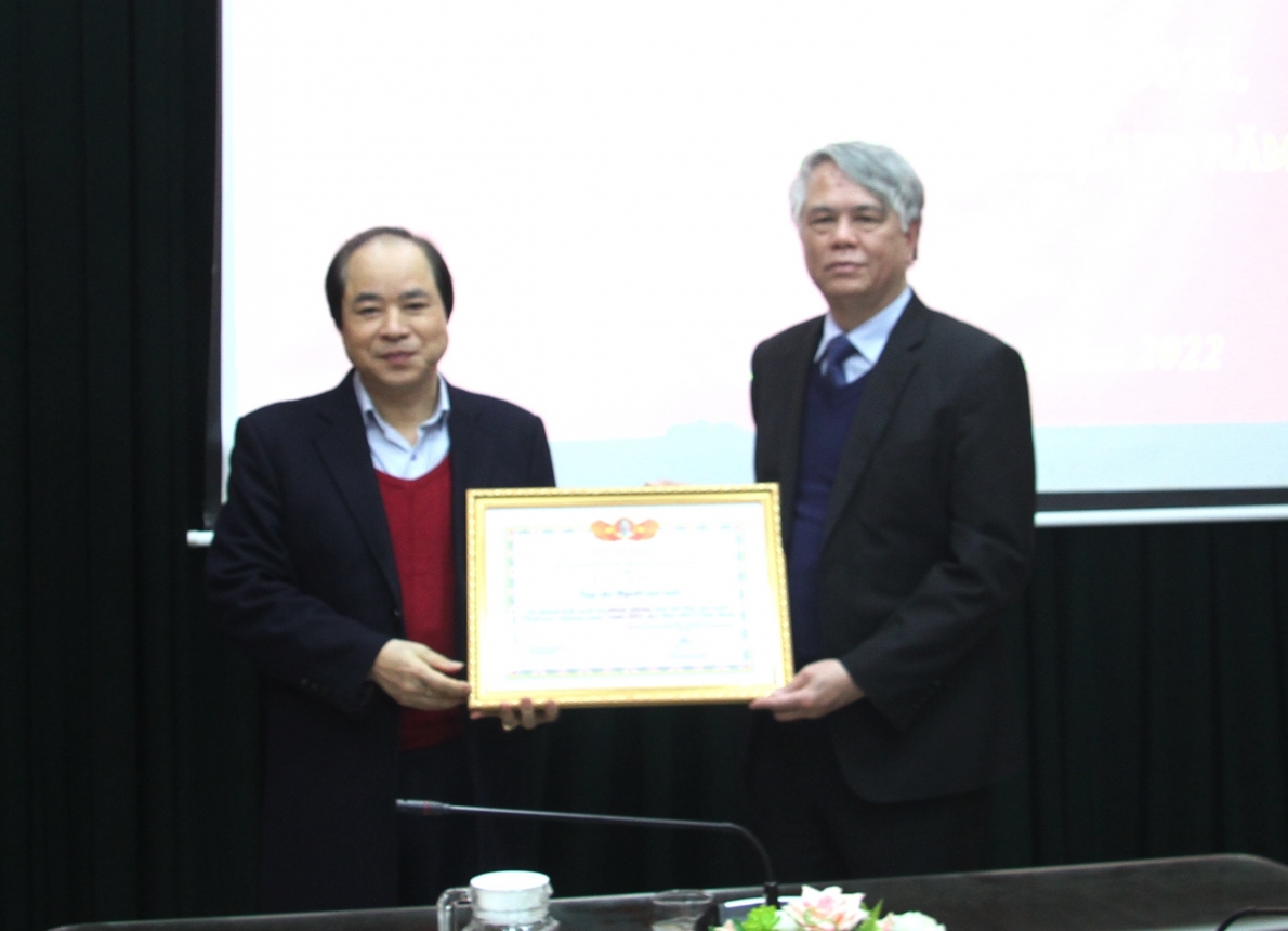 Phó Chủ tịch Trương Xuân Cừ trao Bằng khen Trung ương Hội cho Tạp chí Người cao tuổi