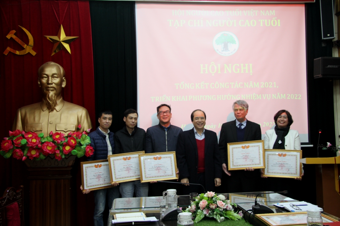 Phó Chủ tịch Trương Xuân Cừ trao Bằng khen Trung ương Hội cho các cá nhân xuất sắc