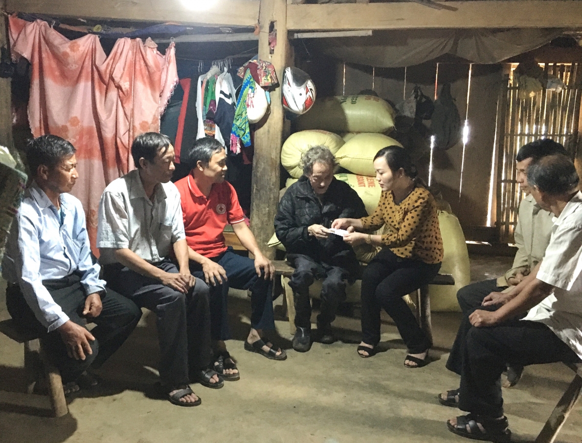 Tặng quà mừng thọ NCT huyện Bát Xát, tỉnh Lào Cai