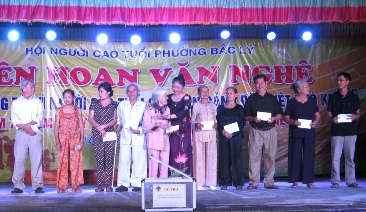 Phường Bắc Lý, TP Đồng Hới, tỉnh Quảng Bình tặng quà NCT có hoàn cảnh khó khăn