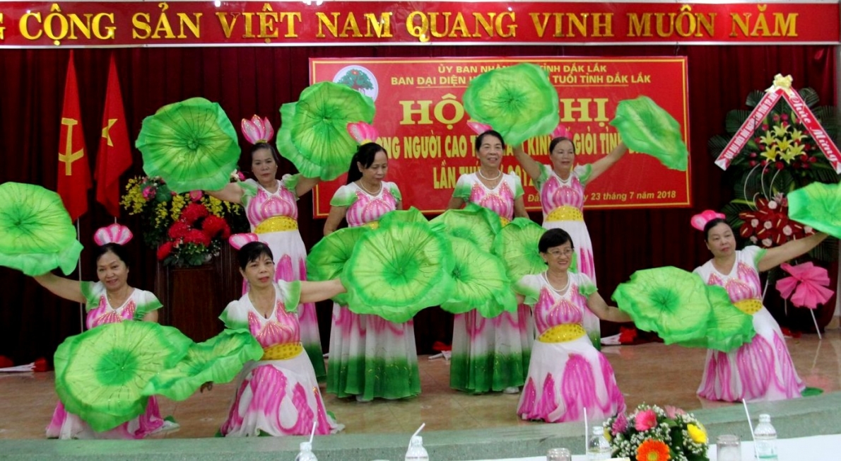 Tiết mục văn nghệ của NCT tỉnh Đắk Lắk