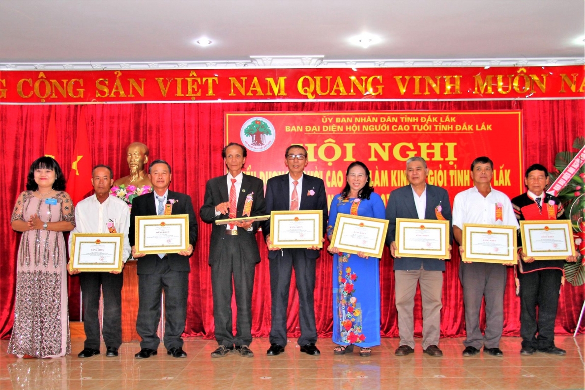 Những NCT tiêu biểu làm kinh tế giỏi tỉnh Đắk Lắk được UBND tỉnh khen thưởng