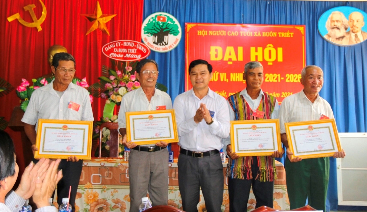 Lãnh đạo huyện Lắk trao Giấy khen của Chủ tịch UBND huyện cho các tập thể, cá nhân xuất sắc