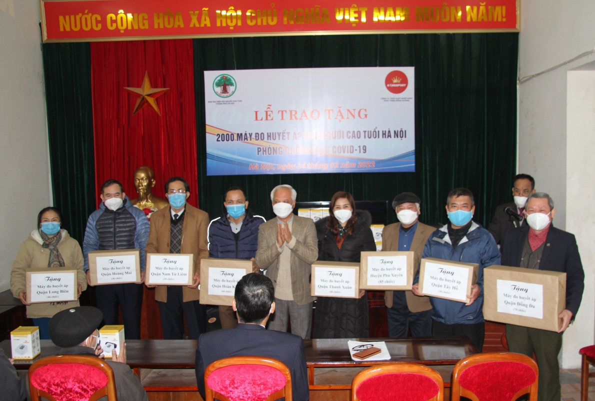 Ông Nguyễn Anh Tuấn, Trưởng BĐD Hội NCT thành phố Hà Nội trao máy đo huyết áp cho đại diện Hội NCT các quận, huyện