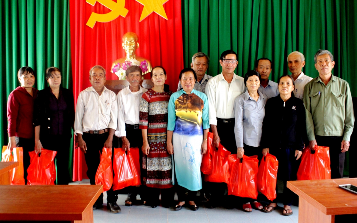 Khắp nơi chăm sóc, phát huy vai trò người cao tuổi