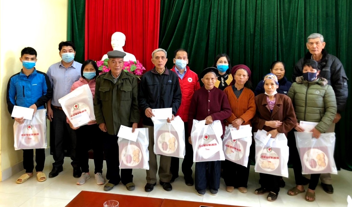 Khắp nơi chăm sóc, phát huy vai trò người cao tuổi