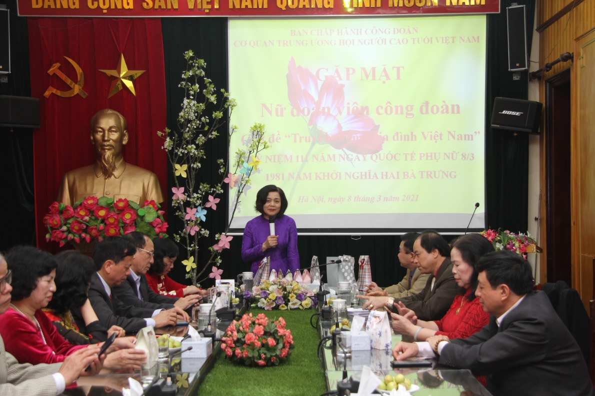 Tiếp tục quan tâm nữ đoàn viên Công đoàn, người lao động