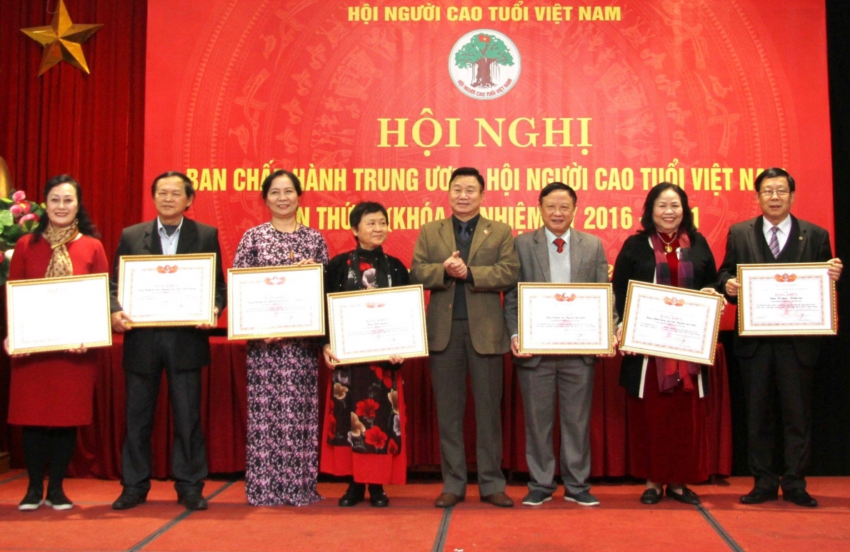 Người cao tuổi chung tay để cuộc bầu cử thành công tốt đẹp