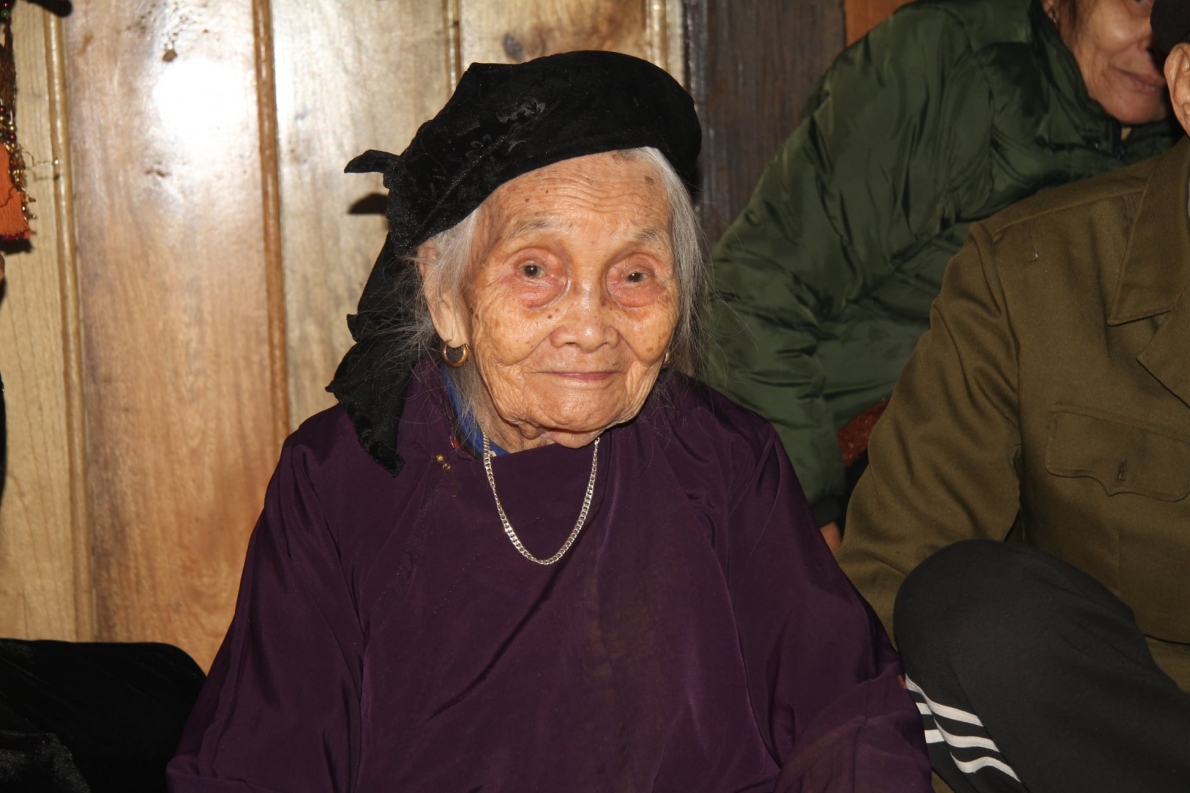 Nghệ nhân trăm tuổi Mỗ Thị Kịt và hành trình đến với then Tày