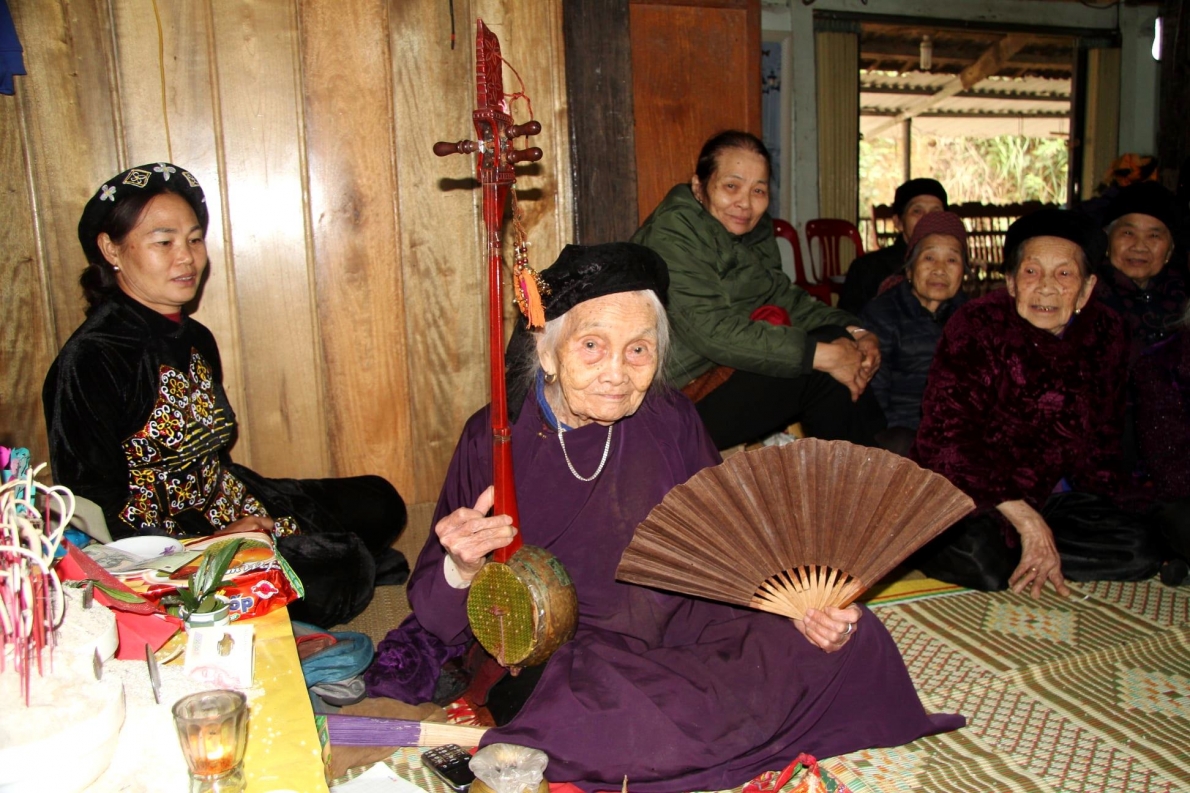 Nghệ nhân trăm tuổi Mỗ Thị Kịt và hành trình đến với then Tày