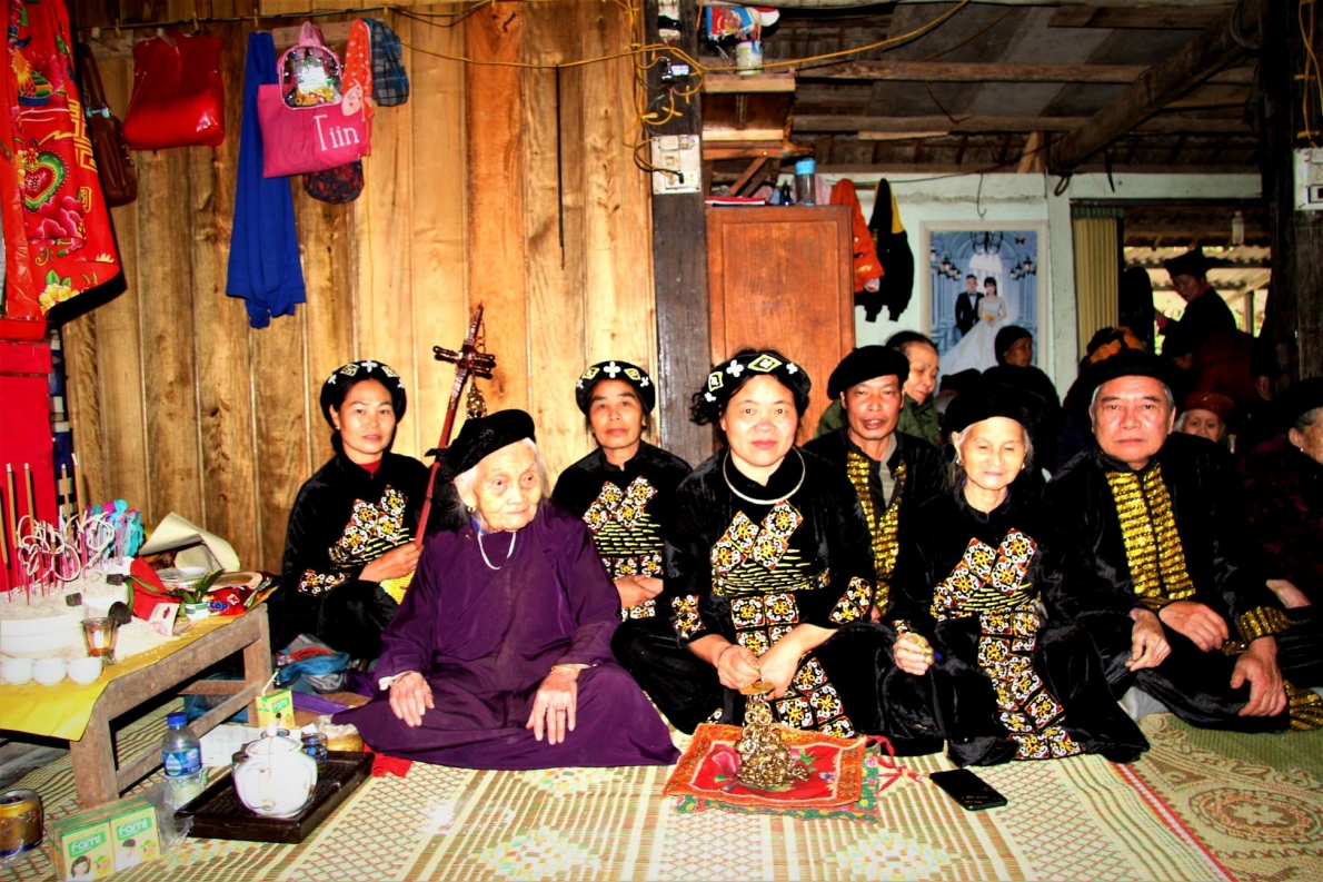 Nghệ nhân trăm tuổi Mỗ Thị Kịt và hành trình đến với then Tày