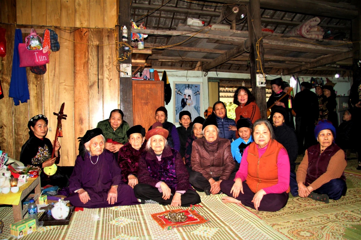 Nghệ nhân trăm tuổi Mỗ Thị Kịt và hành trình đến với then Tày