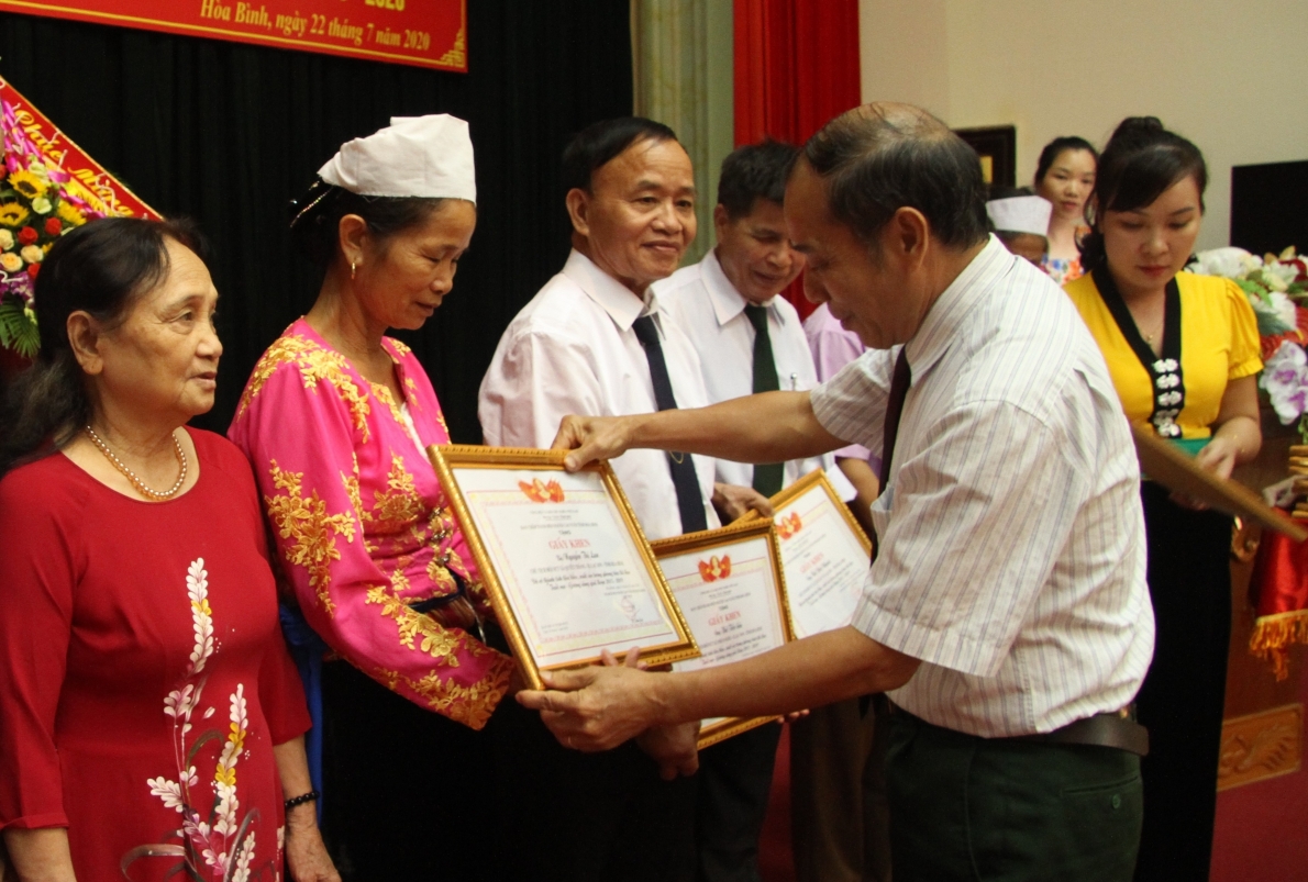 Lãnh đạo Hội NCT tỉnh Hòa Bình trao Giấy khen cho các hội viên xuất sắc