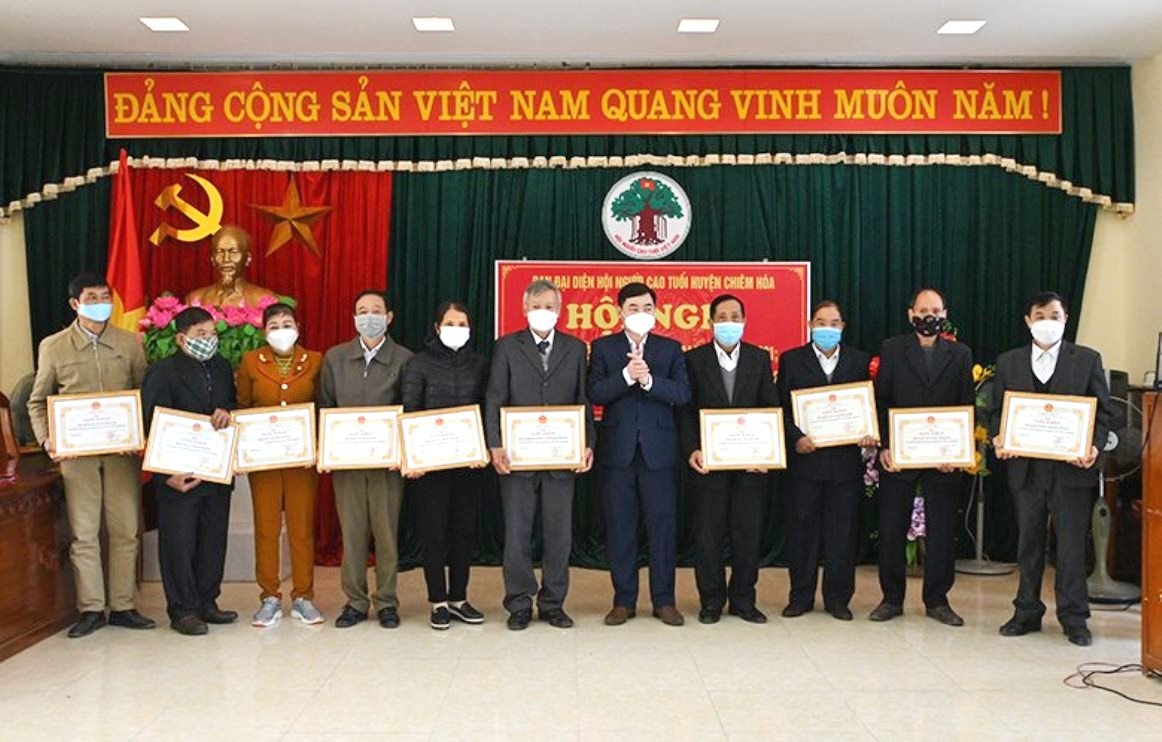 Lãnh đạo Ủy ban MTTQ huyện Chiêm Hóa, tỉnh Tuyên Quang trao khen thưởng cho các tập thể và cá nhân có thành tích trong công tác Hội NCT năm 2021