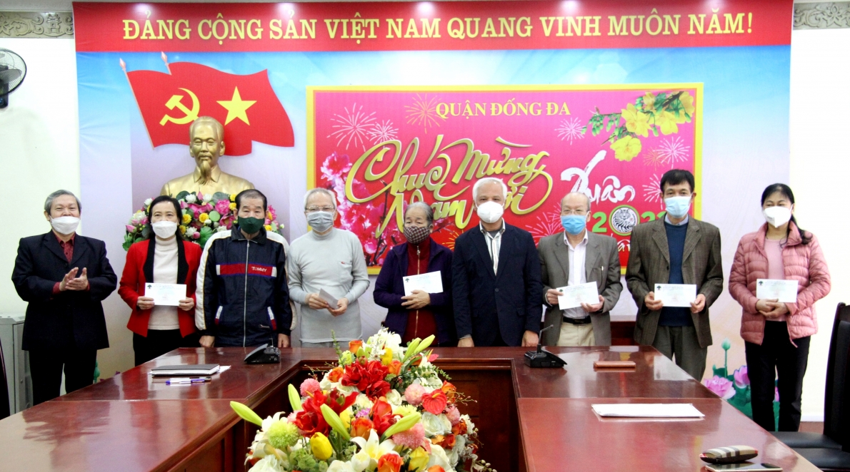 Lãnh đạo Hội NCT thành phố Hà Nội tặng quà NCT hoàn cảnh khó khăn quận Đống Đa nhân dịp Tết Nhâm Dần 2022