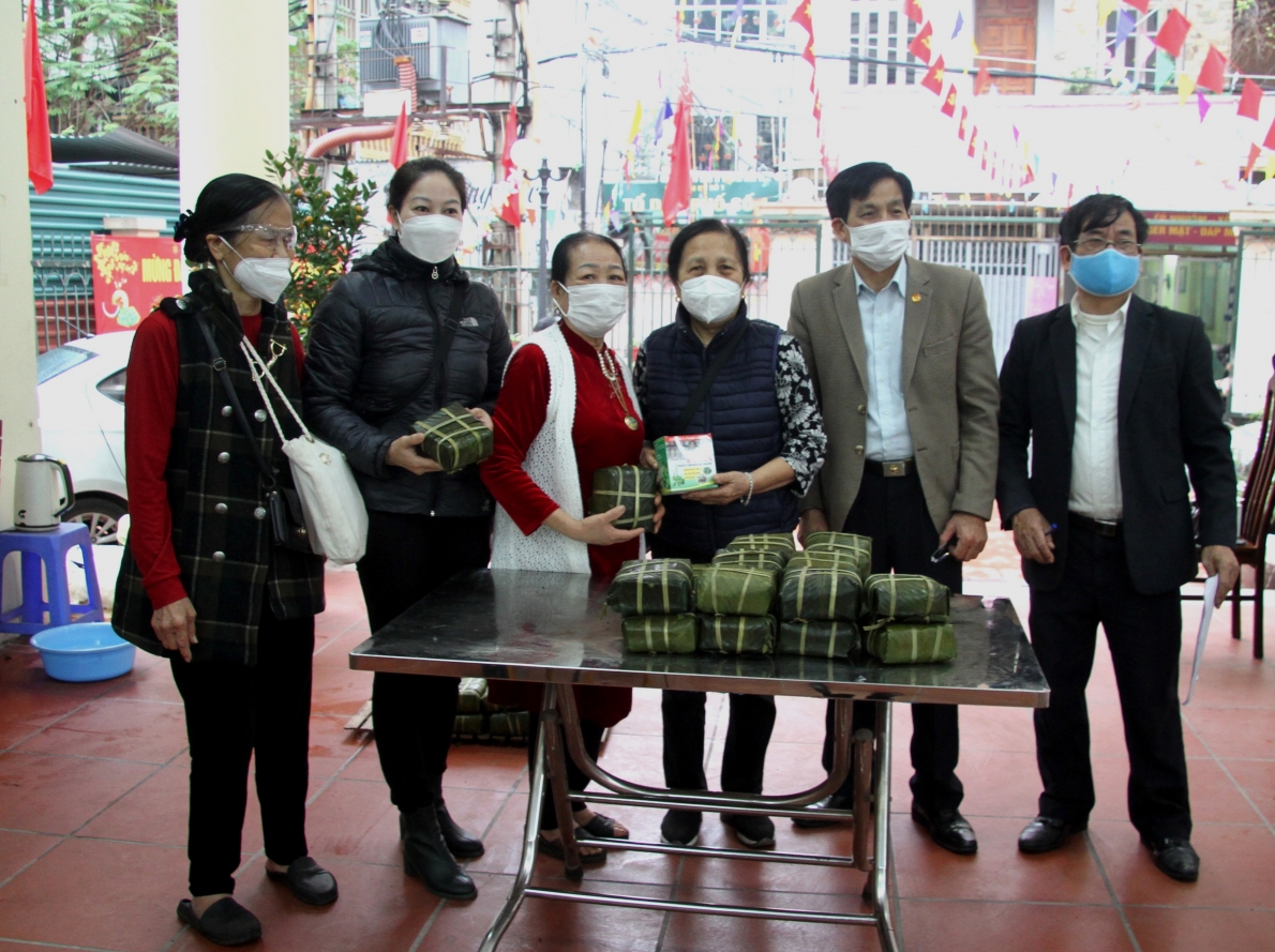 CLB LTHTGN phường Khương Đình, quận Thanh Xuân, TP Hà Nội gói bánh chưng tặng NCT khó khăn nhân dịp đón xuân mới Nhâm Dần 2022 